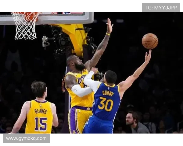 詹姆斯率湖人逆转勇士再创纪录年轻球员崭露头角震撼全场 詹姆斯率湖人逆转勇士再创纪录年轻球员崭露头角震撼全场